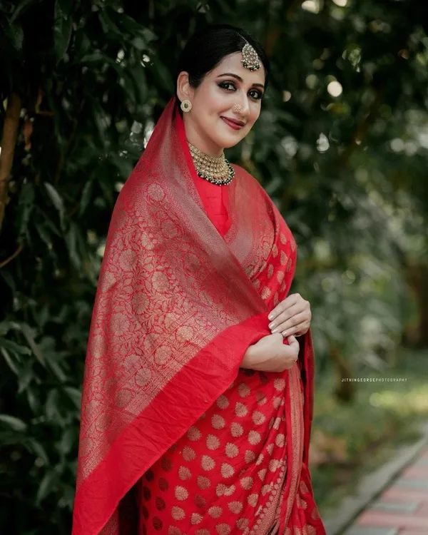 Red_Embellished_Bollywood_Jacquard_Saree_(Red)